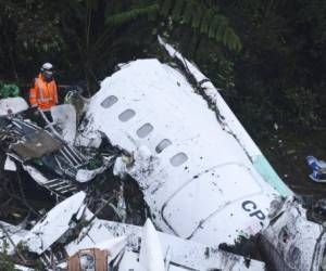 Autoridades británicas despacharon a investigadores a Colombia para esclarecer lo ocurrido al avión del Chapecoense (Foto: Agencias AP/AFP / Deportes El Heraldo / El Heraldo Honduras / Noticias de Honduras)