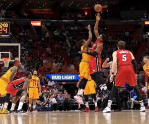 Miami aplasta a un Cleveland sin LeBron ni Irving, y acecha los playoffs (Foto: Agencia AFP)