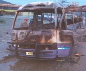 El bus quedó consumido casi en su totalidad.