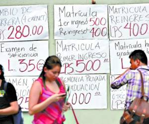 En carteles, el estudiantado expuso los nuevos cobros.