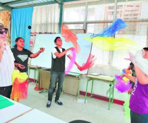 Los alumnos junto a su profesor Zaki Magoa en el aprendizaje de malabares, con pañuelos de colores y esferas.