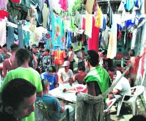 Algunos centros penales del país, como el de Puerto Cortés, más parecen mercados con sus propios tahúres y un grupo de custodios que no se meten con ellos.