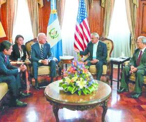 Juan Orlando Hernández, de Honduras; Joe Biden, de Estados Unidos; Otto Pérez, de Guatemala; y Salvador Sánchez, de El Salvador, en reunión ayer en ciudad Guatemala.