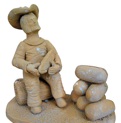 Mujeres contribuyen a la economía del hogar con el arte manual