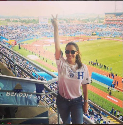 Bellas hondureñas que lucen la camiseta de la 'H”