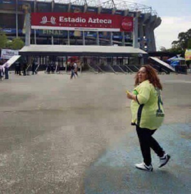 Joven pide que le ayuden con Photoshop a borrar una persona de su foto