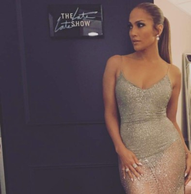 Jennifer López arrasa en Instagram con infartante vestido que no deja mucho a la imaginación