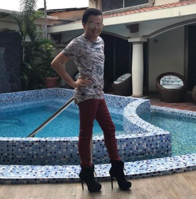 El actor de Caso Cerrado, Esteban, reaparece vestido de mujer y presume piernas de infarto