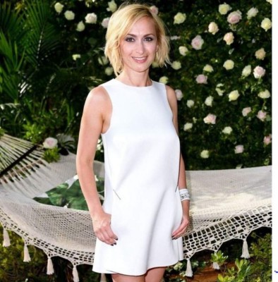 Alec Baldwin se reúne con el hijo y el esposo de la fotógrafa que falleció en el set (FOTOS)