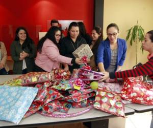 Los 200 regalos fueron envueltos en diferentes empaques decorativos con el fin de hacer felices a decenas de infantes. Foto: Alejandro Amador/EL HERALDO.
