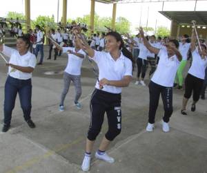 Las palillonas del Instituto Técnico Vocacional del Sur preparan sus pasos.