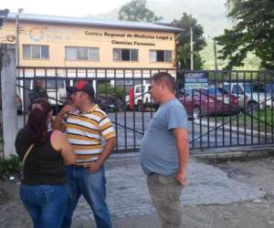 Los cuerpos de las víctimas fueron trasladados hasta la Morgue de San Pedro Sula (Foto: El Heraldo Honduras / Noticias de Honduras / Sucesos Honduras)