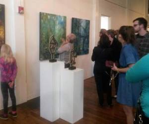 La muestra fue inaugurada en el Emporium Center.