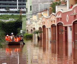 Profundidad. La inundación, que abarcó unos cien metros de calle, alcanzó unos dos metros de profundidad en la parte más baja, contiguo a la quebrada La Orejona.