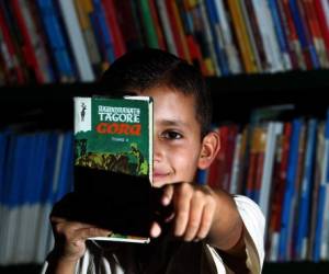 Alex Betancourt, de 10 años, pasa varias horas en la biblioteca de la escuela e invita a todas las personas a leer libros.