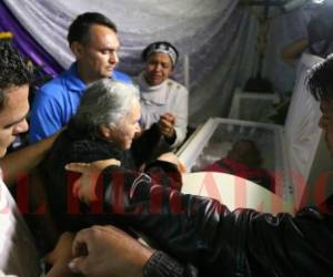 Madre, hijos y hermano de Berta Cáceres contemplan el cuerpo de la activista indígena a su llegada a La Esperanza, Intibucá (Fotos: Alex Pérez).