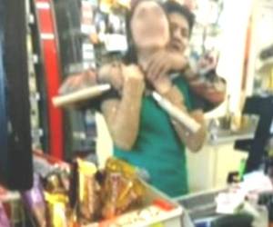 La mujer fue amenazada por el hombre con una tijera.