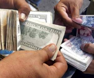 Por cada lempira que presta el sistema bancario a sus clientes, 70 centavos son otorgados en moneda nacional (Foto: El Heraldo Honduras/ Noticias de Honduras)