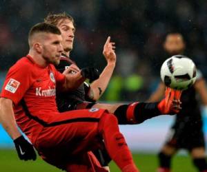 El defensa croata Tin Jedvaj de Leverkusen y el delantero croata Ante Rebic de Francfort compiten por el balón durante el partido de fútbol alemán de la Bundesliga entre Bayer Leverkusen y Eintracht Frankfurt en Leverkusen, Alemania Occidental.