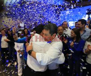 El momento en el que Juan Orlando Hernández anuncia que fue reelecto presidente de Honduras en 2017 y se funde en un abrazo con su hijo. (Foto: El Heraldo Honduras/ Noticias Honduras hoy)