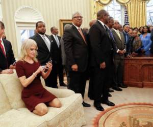 Kellyanne Conway, asesora del presidente estadounidense Donald Trump, despertó críticas en las redes sociales el lunes por sentarse con los pies encimas de un sofá del salón Oval
