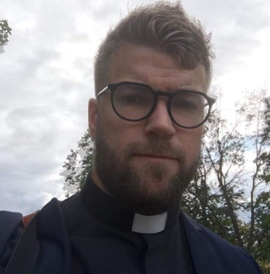 Con tatuajes y fitness, el inusual sacerdote que escandaliza Instagram