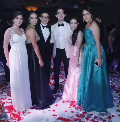 Elegante baile de graduación protagonizado por los seniors de la Hillcrest School