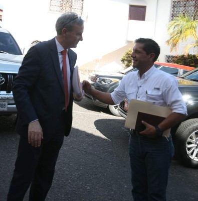 Embajador de España reconoce avance en la Mesa de Viabilidad