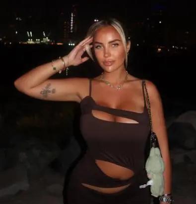 Jugador se tapó el rostró pero siempre fue captado recogiendo bella rubia