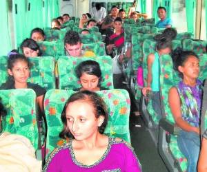 En buses están siendo retornados al país decenas de menores de edad procedentes de México.