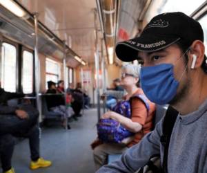 Un hombre usa una mascarilla protectora como medida de precaución de salud en un vagón del metro de la Ciudad de México, el viernes 28 de febrero de 2020. (AP Foto/Marco Ugarte)
