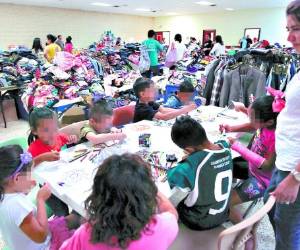 Debido a la gran cantidad de niños que están ingresando a Estados Unidos, las iglesias han tenido que abrir sus puertas para asistirlos. (Fotos: Alex Pérez)