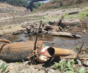 Un recorrido de EL HERALDO por el río Guacerique constató la presencia de llantas, tubos, madera y otros residuos mezclados con los sedimentos que avanzan hacia Los Laureles.