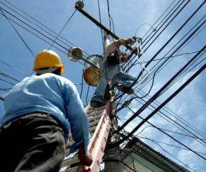 Cambios de poste dañados, mantenimiento de líneas y cortes de ramas entre los trabajos a realizar por la EEH (Foto: El Heraldo Honduras/ Noticias de Honduras)