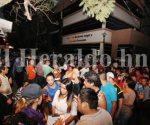 Abarrotadas las afueras de la morgue capitalina por personas que reclaman los cadáveres de sus familiares. Fotos: EL HERALDO