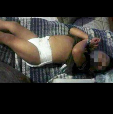 Imagen de bebé atado indigna a red