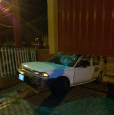 Honduras: Taxista choca contra estación de Bomberos