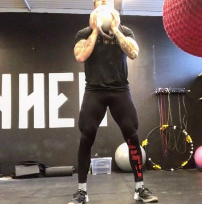 Con tatuajes y fitness, el inusual sacerdote que escandaliza Instagram