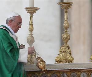 El papa Francisco en un momento de la misa que ofició este domingo en la Plaza de San Pedro, en el Vaticano. EFE