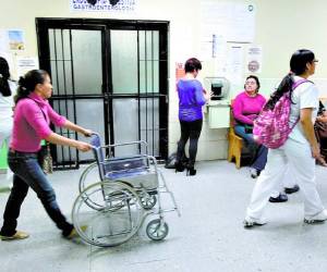 Los empleados del Seguro Social están preocupados porque el pago del decimocuarto ha sido dividido en dos por la crisis financiera.