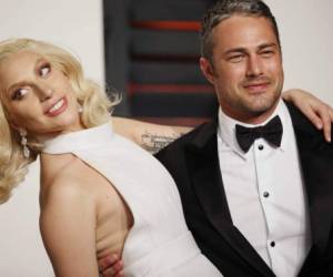 El actor de 'Chicago Fire' y la cantante cancelaron su compromiso después de cinco años en pareja. Kinney le había propuesto matrimonio a Gaga el día de los enamorados de 2015 con un anillo en forma de corazón. Actualmente, la cantante se encuentra de vacaciones y ya no usa su anillo.