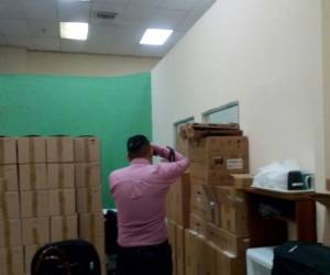 Los fiscales cuando secuestraban los documentos. (Foto: El Heraldo Honduras/ Noticias Honduras hoy)