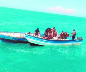 Los dos colombianos transportaban cinco fardos conteniendo cocaína, siendo capturados por miembros de la Fuerza Naval.