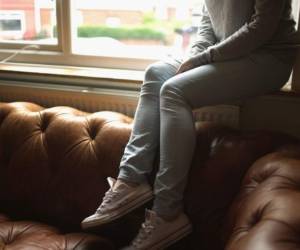 El ataque salió a relucir luego de que varios hombres bromearan al respecto en redes sociales, publicando imágenes y videos explícitos en Twitter de la adolescente desnuda e inconsciente.