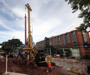 La perforación para instalar pilotes es el trabajo que se realiza en el bulevar Suyapa como parte de las obras del túnel de La Florencia.