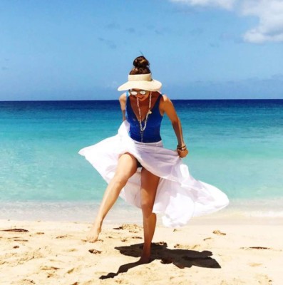 Thalía publica fotografía en sexy traje de baño y las redes enloquecen