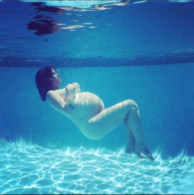 Alanis Morissette comparte desnudo bajo el agua