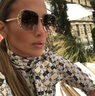 Jennifer López arrasa en Instagram con infartante vestido que no deja mucho a la imaginación