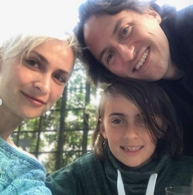 Alec Baldwin se reúne con el hijo y el esposo de la fotógrafa que falleció en el set (FOTOS)