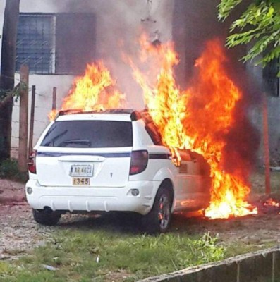Taxi es consumido por las llamas en La Ceiba